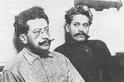 Brothers Ricardo (left) and Enrique Flores Magón (right) at the Los Angeles County Jail, 1917, By Unknown photographer - http://www.sandiegohistory.org/journal/80fall/revolutionimages.htm, Public Domain, https://commons.wikimedia.org/w/index.php?curid=255396