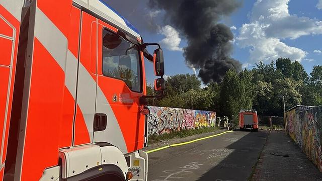 Großbrand in Spandauer Laubenkolonie und Kfz-Betrieb ist gelöscht