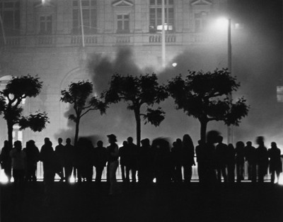 Rioters outside San Francisco City Hall, May 21, 1979, reacting to the voluntary manslaughter verdict for Dan White. By Daniel Nicoletta - Provided by author Daniel Nicoletta, CC BY-SA 3.0, https://commons.wikimedia.org/w/index.php?curid=5239846