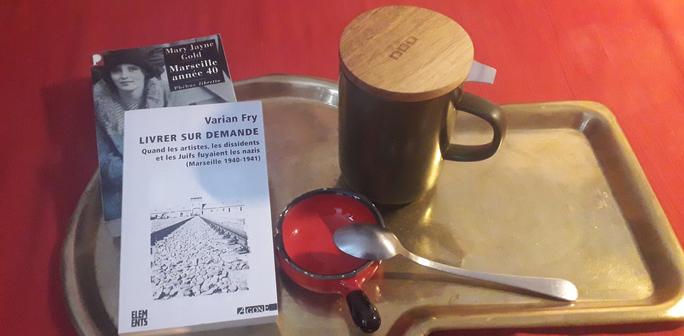Couvertures de deux livres : "Marseille année 40" de Mary Jayne Gold. Éditions Phébus libretto. 
"Livrer sur demande" de Varian Fry. Éditions Agone. 
Les bouquins sont posés sur un plateau en laiton avec une tasse de tisane de thym.