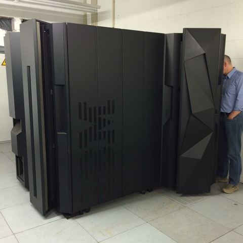 Foto einer IBM zEC12  von der Seite mit einer Person, die hinten reinschaut.