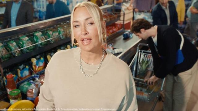 Nach 20 Jahren singt sie wieder Hymne: Sarah Connor veräppelt sich selbst im TV-Spot | News