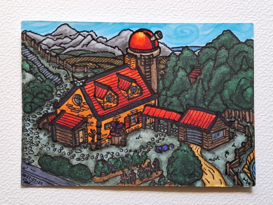 Un dessin représentant une maison aux toits rouges et faite de briques jaunes, avec un bâtiment principal, une niche, une annexe et une autre dépendence reliée par un chemin protété, entouré d'arbustes et d'un potager, un chat violet qui dort ; plus loin un escalier montant sur la gauche, une forêt derrière et plus loins encore des champs, des montagnes et la mer ; le ciel est bleu.