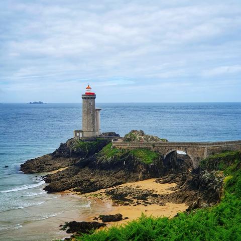 Le phare du Minou. 
À ses pieds la mer est basse