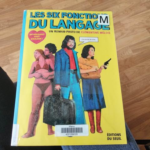 La couverture du livre.
Deux couples de personnages (un homme en Jean et veste bleu tenant une valise et disant "j'ai envie de dire", une femme tenant un pistolet pointé d'une main et son sac à main de l'autre au premier plan. Au second plan un homme et une femme en maillot de bain enlacés), découpés de roman-photos et posés sur le fond jaune.
Le graphisme est délibérément kitsh et vieillot.