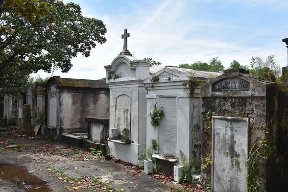 A line of crypts at Lafayette no. 1