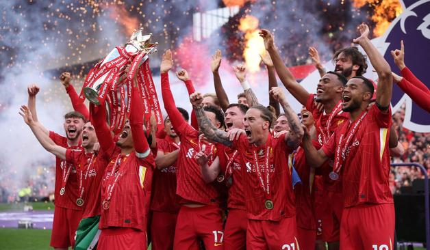 Liverpool FC lift 2024/25 Premier League trophy