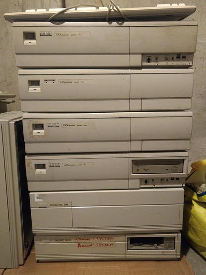 VAXstation 4000 60
VAXstation 4000 60
VAXstation 4000 90A
VAXstation 4000 60
InfoServer 100
MicroVAX 3100-30