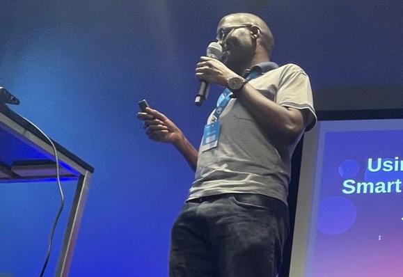 Zik at podium speaking during Nextcloud Conference 2022