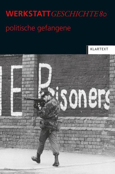 Frontcover von #WerkstattGeschichte 80/2019 unter Verwendung eines S/W-Fotoausschnitts: Ein britischer Soldat (evtl. auch eine Soldatin) patrouilliert am 13. Mai 1981 mit Gewehr im Anschlag in der Falls Road in #Belfast vor einer hohen Klinkermauer, die mit einem großformatigen Schriftzug versehen ist, von dem im Ausschnitt nur "Prisoners" zu erkennen ist (komplett "SuPPorT THE Prisoners", gemeint sind Bobby Sands und andere inhaftierte Hungerstreikende). Foto: Rob Taggart/Central Press/Getty Images.