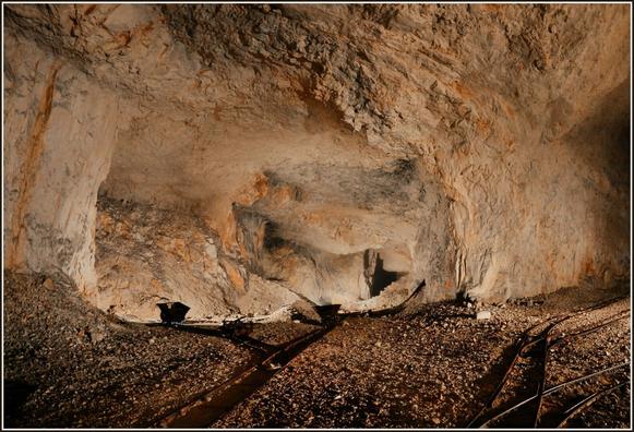 Voies ferrées à écartement 50 centimètres dans une ancienne carrière souterraine.