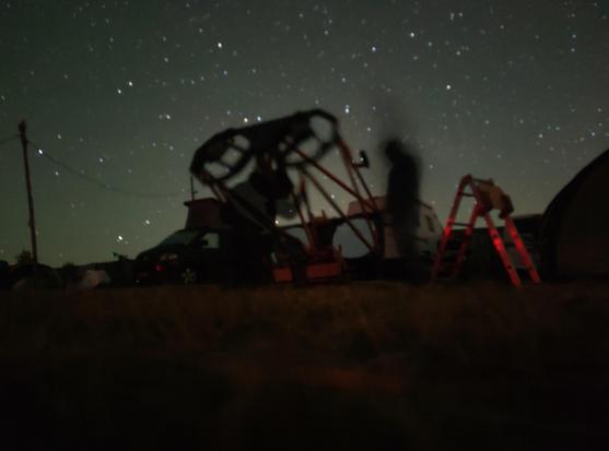Longue pose de 30 secondes du télescope binoculaire sur fond de ciel étoilé