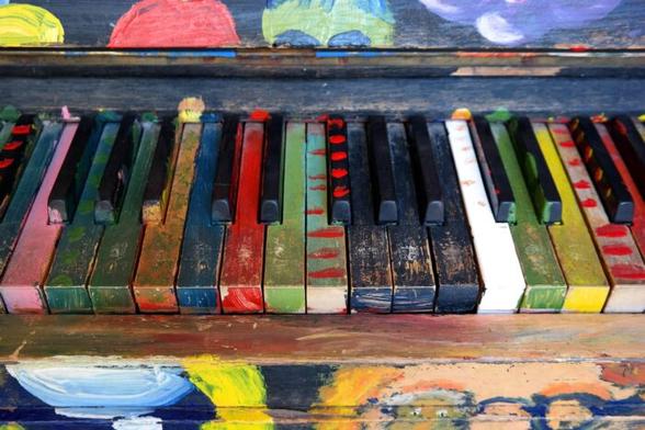 bunt bemaltes Klavier inklusive Tasten