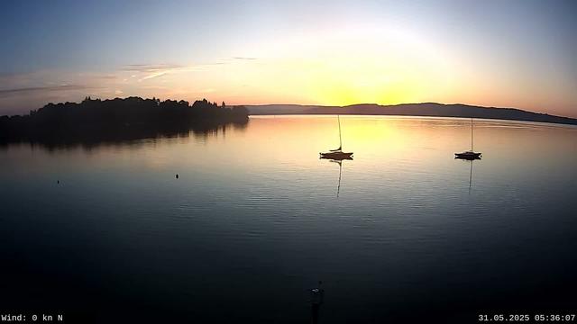 Morgenlicht am Bodensee vor der Insel Mainau.