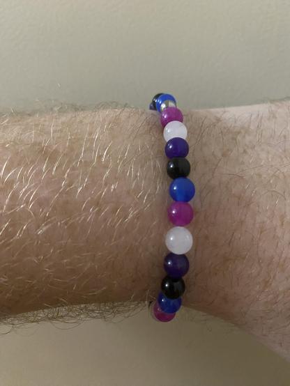 A photo of my bracelet with beads in the colors of the genderfluid pride flag.