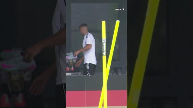 Ein gläserner Schuhschrank? 👀 Niclas Füllkrug hat seine Schuhe auf jeden Fall immer gut im Blick 🙈