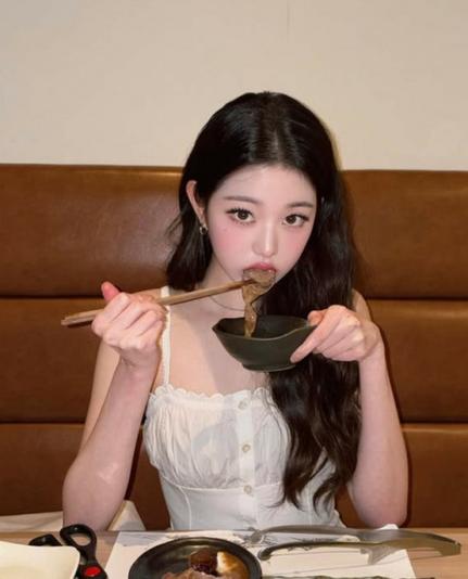 「IVE」チャン・ウォニョン、日本で焼き肉を満喫…こんなによく食べるのに“このスタイル”