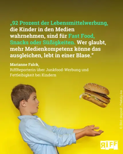 Vor knall-gelbem Hintergrund: Ein Junge mit hellblauem Hemd im Profil, Blick nach links. Er hält die Arme ausgestreckt, als ob er den riesigen Burger, der auf ihn zufliegt, auffangen möchte. Text: „ 92 Prozent der Lebensmittelwerbung, die Kinder in
