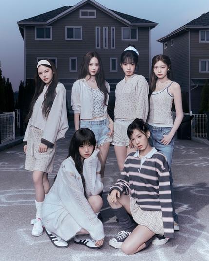 izna Single Album 『BEEP』(QR Album Ver.) 日本限定特典付きで発売決定 タワレコ特典「フォトカード(12種のうちランダム2枚)」〈渋谷店限定特典もあり〉