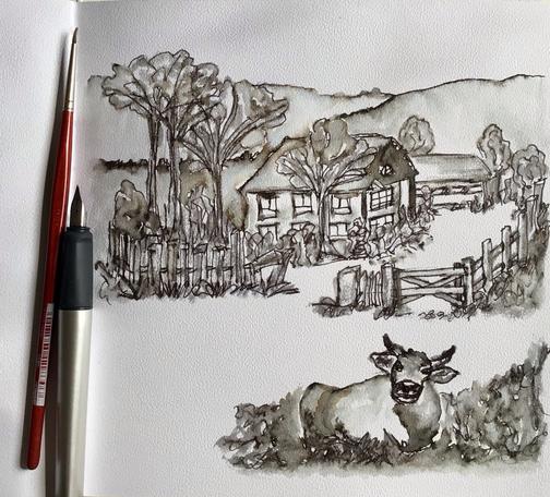 Zeichnung (fast schw-w) Sketchbook-Seite. Im Vordergrund liegt eine Kuh im Gras, die den Betrachtenden mit erhobenem Kopf ansieht. Im Hintergrund, umzäunt mit Holzzäunen, ein größeres Haus, rechts dahinter ein Stall. Rundherum hohe Bäume. In der Ferne hinter dem Gehöft, leicht bergige Landschaft.
Links im Bild liegt ein offener, silber- schwarzer Füller und ein roter, feiner Pinsel.