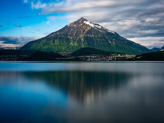 Langzeitaufnahme des Bergs Niesen der sich im Thunersee spiegelt.