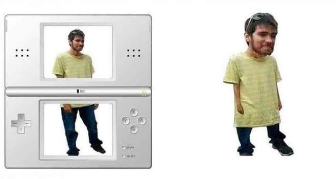 Es un meme que muestra a una persona dividida entre las dos pantallas de una Nintendo DS, y al lado aparece esa misma persona deformada, como si la consola lo hubiera ensamblado mal. Es un chiste visual basado en el concepto de la doble pantalla.