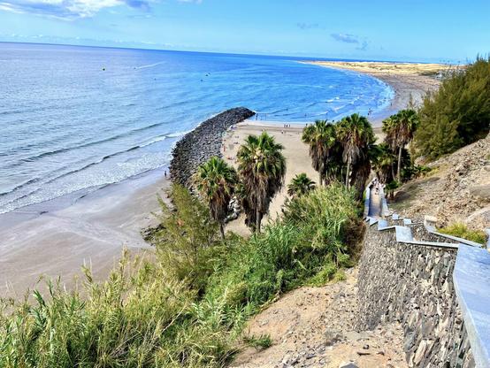 It's been quite an intense week on all fronts, don't you think? Allow me then to introduce you all to the much anticipated weekend 😍👍🏻 heh. This is one of my favourite spots to sooth and calm the body & the soul in the south of the island: Playa del Ingles Beach on a glorious spring day.

A stairway into heaven, i.e. the ocean waves gently hitting the gold sand of the beach, with several palm trees and maritime pine trees guarding the entrance into the beach itself, and with the majestic Maspalomas Dunes in the horizon, all in all, inviting for a long walk along the beach till you lose sight of the world 🥰👍🏻