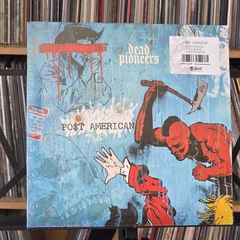 Das Bild zeigt ein Plattencover mit dem Titel "Post American" von Dead Pioneers. Das Artwork ist farbenfroh und zeigt eine stilisierte Szene mit einer Figur, die eine Axt hält, und einer anderen Figur, die verzweifelt wirkt.
