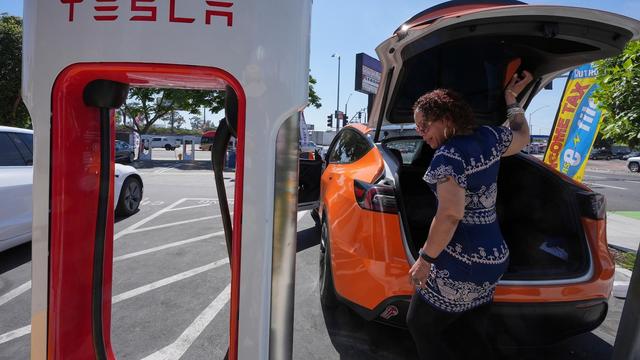 Trump signs measure blocking California's ban on new sales of gas-powered cars