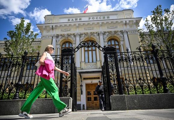 As Trump mulls sanctions, Russia's military economy slows