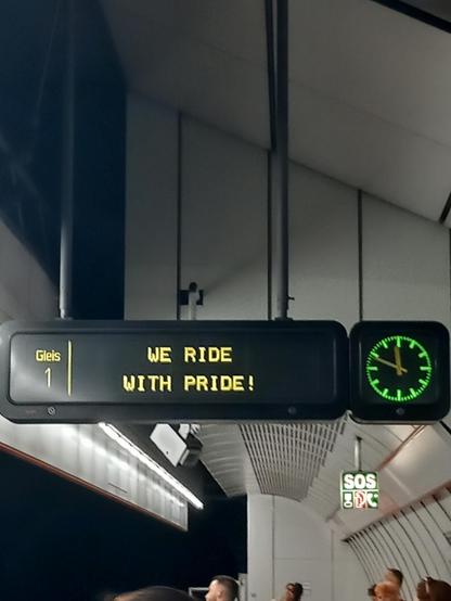Anzeige in der Wiener U-Bahn: We ride with pride