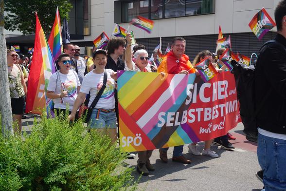 Die SPÖ sehr bunt dabei in der Parade mit einem großen Banner "Sicher und selbstbestimmt mit uns"