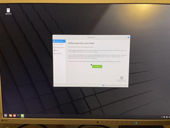 Desktop-bildschirm von Linux Mint mit Willkommens-Fenster.