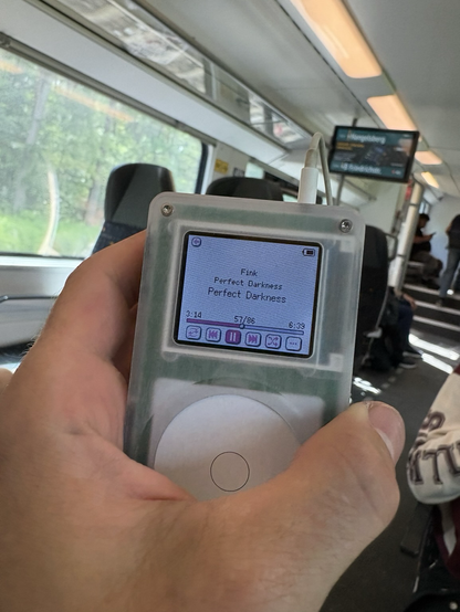 Der open Hardware mp3 Player in einer Hand während einer Zugfahrt