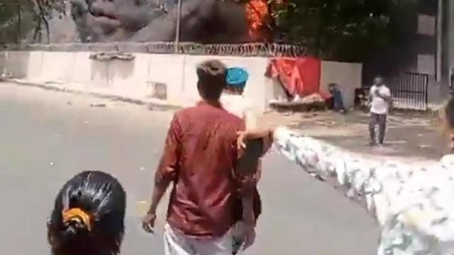 Crash du vol Air India : nouvelle vidéo du survivant à sa sortie de l'avion • FRANCE 24