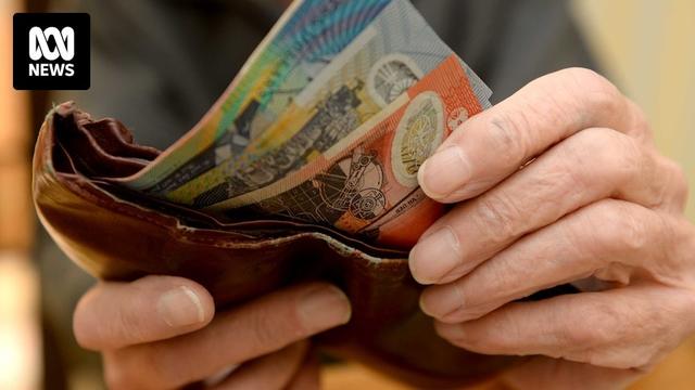 'Golden parachutes' for Australia's top corporate leaders drop to lowest level in 15 years