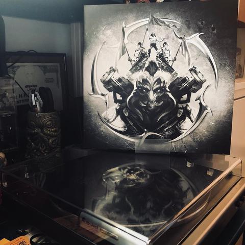 Photo d'une platine vinyle où tourne le disque "Tournament Rematch - Unreal Tournament Remixed".