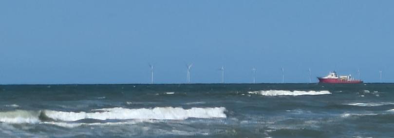 Ein Schiff am Horizont.