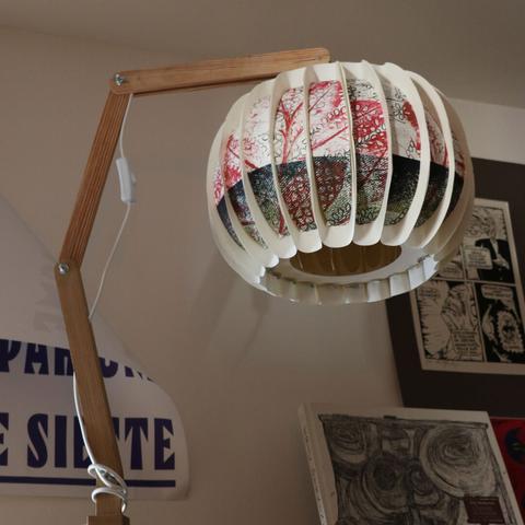 lampe en papier sur pied articulé en bois
