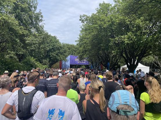 Lots of runners stuck 300meter before the finish line.