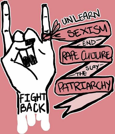Ein rosa Hintergrund, darauf eine weiße Hand, die das Zeichen für wild, mächtig macht. am kleinen Finger ist ein Band befestigt, daran schlängelt sich rechte eine Schleife an der Hand entlang darin steht: Unlearn Sexism, End Rape Culture, The Slay Patriarchy 

Auf Handgelenk innen steht: Fight Back