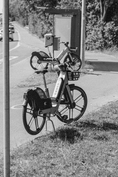 An der Bushaltestelle um drei Räder und ein Scooter