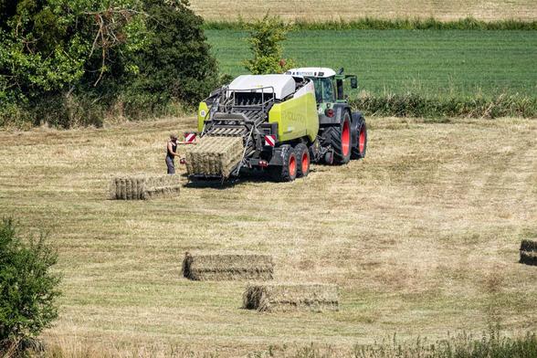 Paketmaschine und Bauer nebst Traktor