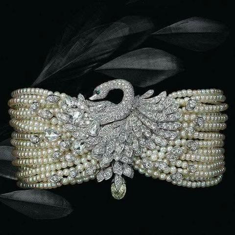 This Cartier "Swan" necklace from 1920 is a striking example of Art Deco elegance and craftsmanship.