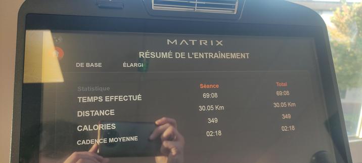 Écran de la machine Matrix indiquant les données de la séance : 69 minutes d’effort, 30,05 km parcourus, 349 calories affichées, cadence moyenne 2’18/km.