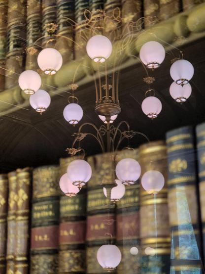 Reflexion eines Leuchters in der Bibliothek der Villa Wahnfried von Richard Wagner in Bayreuth