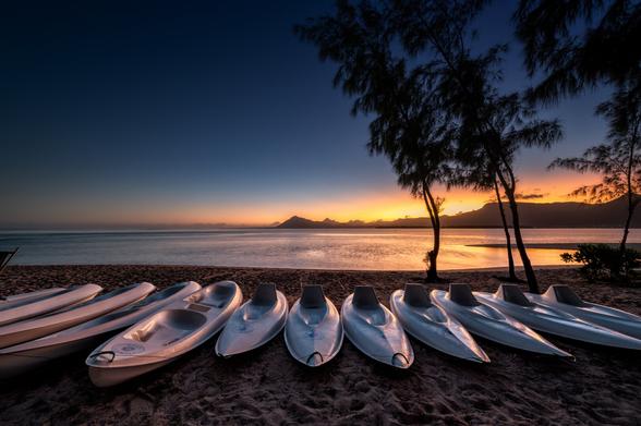 Strand mit Kayaks im Morgengrauen.