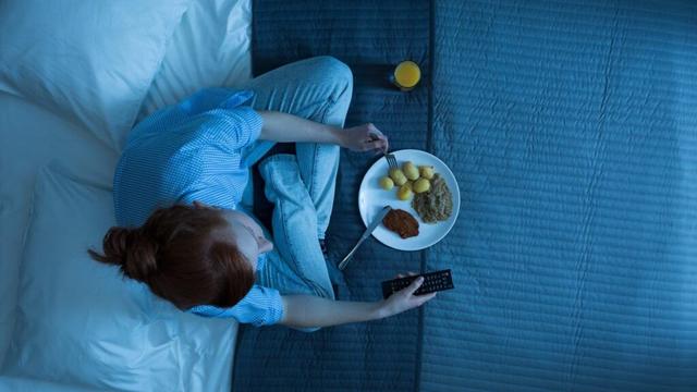 Metabolism-friendly foods to eat before bed? Dietitian debunks claims