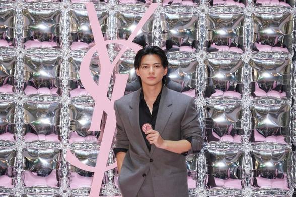 【YSL BEAUTY】「YSL メイクミーブラッシュ パウダー」チークがポイントの、夏にぴったりなメンズメイクでアンバサダー平野紫耀さん(Number_i)が登場 | 日本ロレアル株式会社のプレスリリース