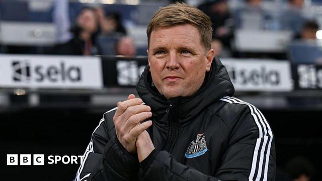 Eddie Howe claps to the crowd 